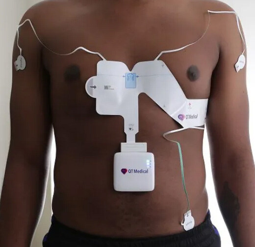 Digital Assessment Kit ECG device used by cabin crew onboard an aircraft